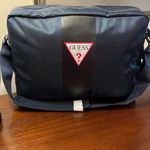 GUESS MESSENGER/LAPTOP BAG IN NAVY